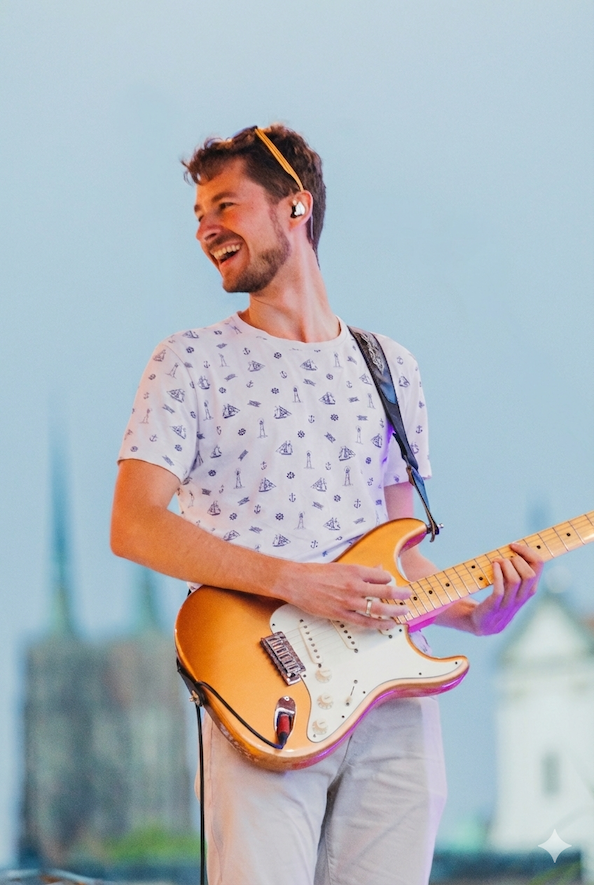 Dawid Marczak z gitarą
